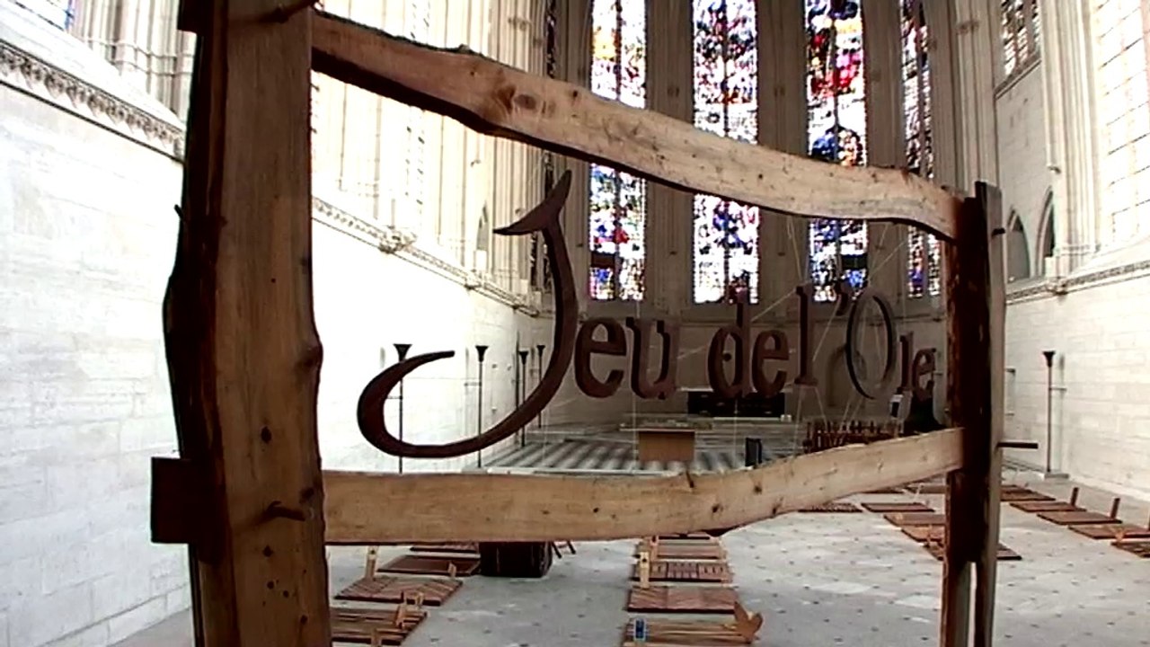 Le château de Vincennes se transforme en jeu de l'oie géant. Monument jeu d'enfant.