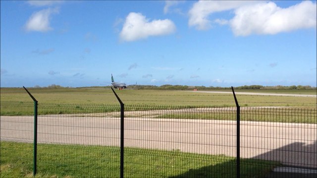 Décollage d'un avion à l'aéroport de Cherbourg-Maupertus.