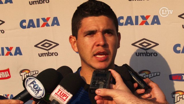 Lateral do Vasco enaltece campanha invicta de Joel Santana