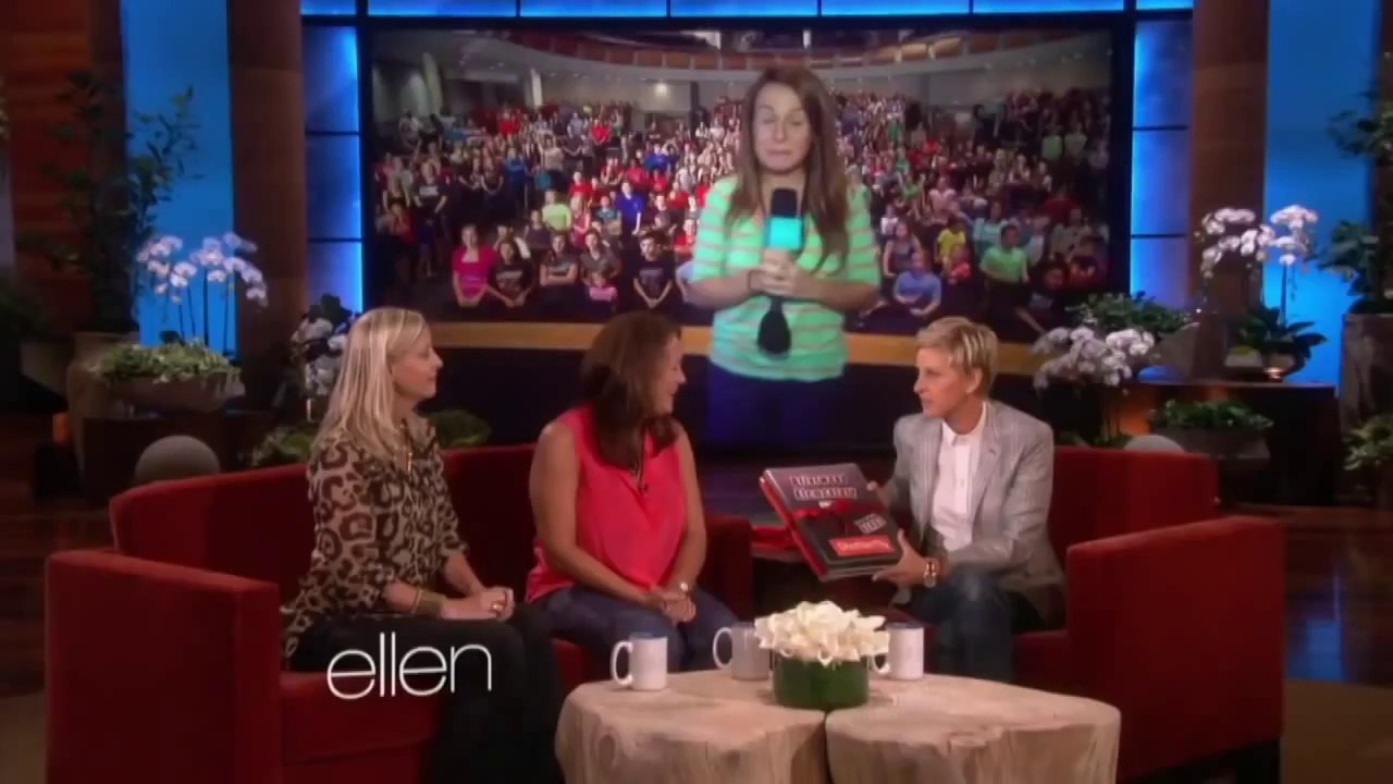 Ellen DeGeneres Birthday Şarkısını Söylüyor