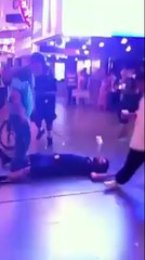 Un agent de sécurité veut intervenir pour éviter une bagarre mais glisse et reste inconscient !