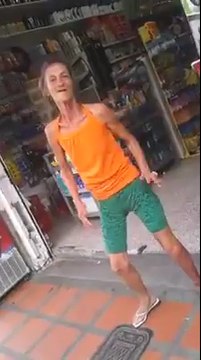 Une vieille dame sous l'emprise de l'alcool nous fait une démonstration de danse !