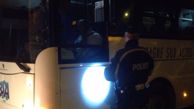 Les cars scolaires contrôlés par la police au petit matin