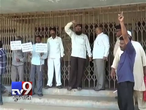 School locked down by parents for inadequate water and toilet facilities, Vadodara - Tv9 Gujarati