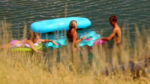 Un lac, un toboggan, des potes, quoi d'autre ?