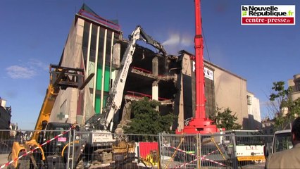 VIDEO. Poitiers. Démolition de la façade du Printemps