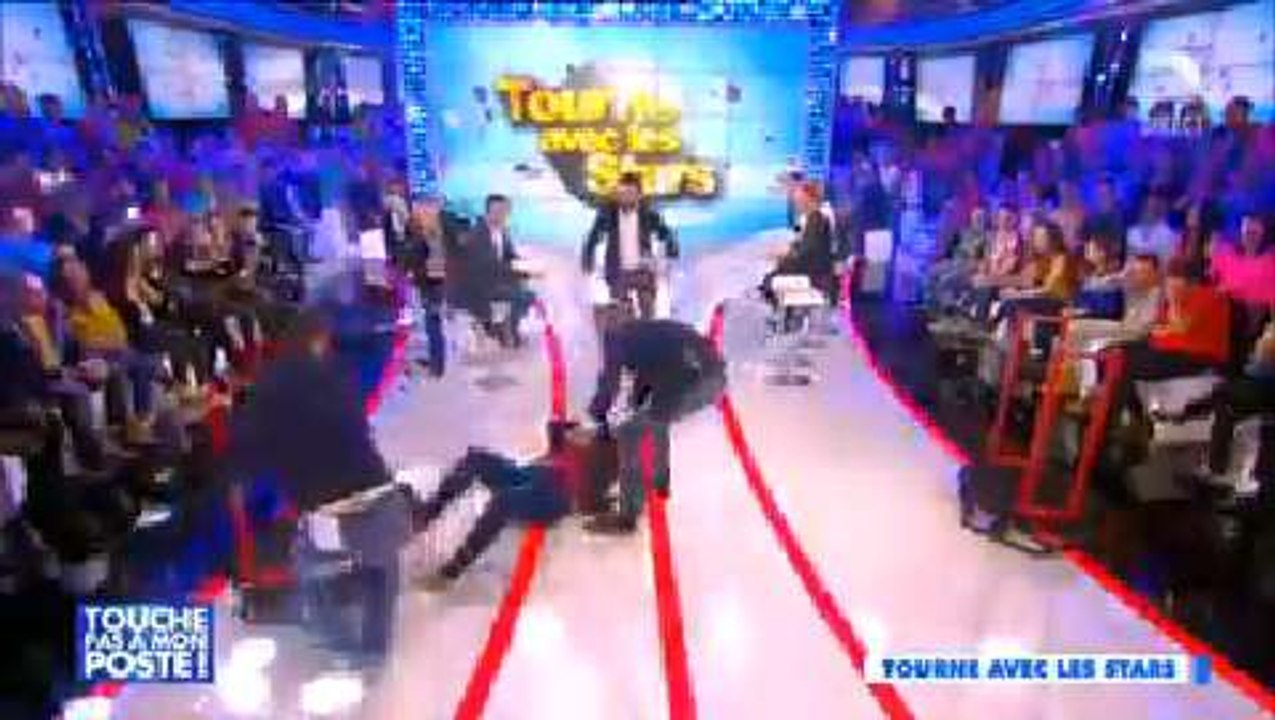 La grosse chute de Valérie Benaïm dans "Touche pas à mon poste !"