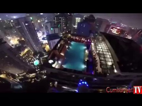 335 metre yükseklikten havuza böyle atladı