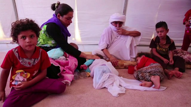 Thousands of Iraqi refugees take shelter in camps