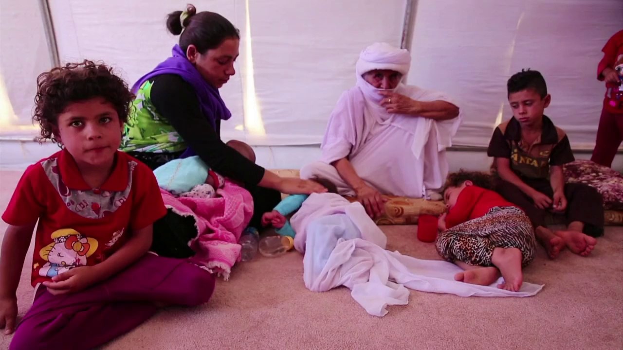 Thousands of Iraqi refugees take shelter in camps