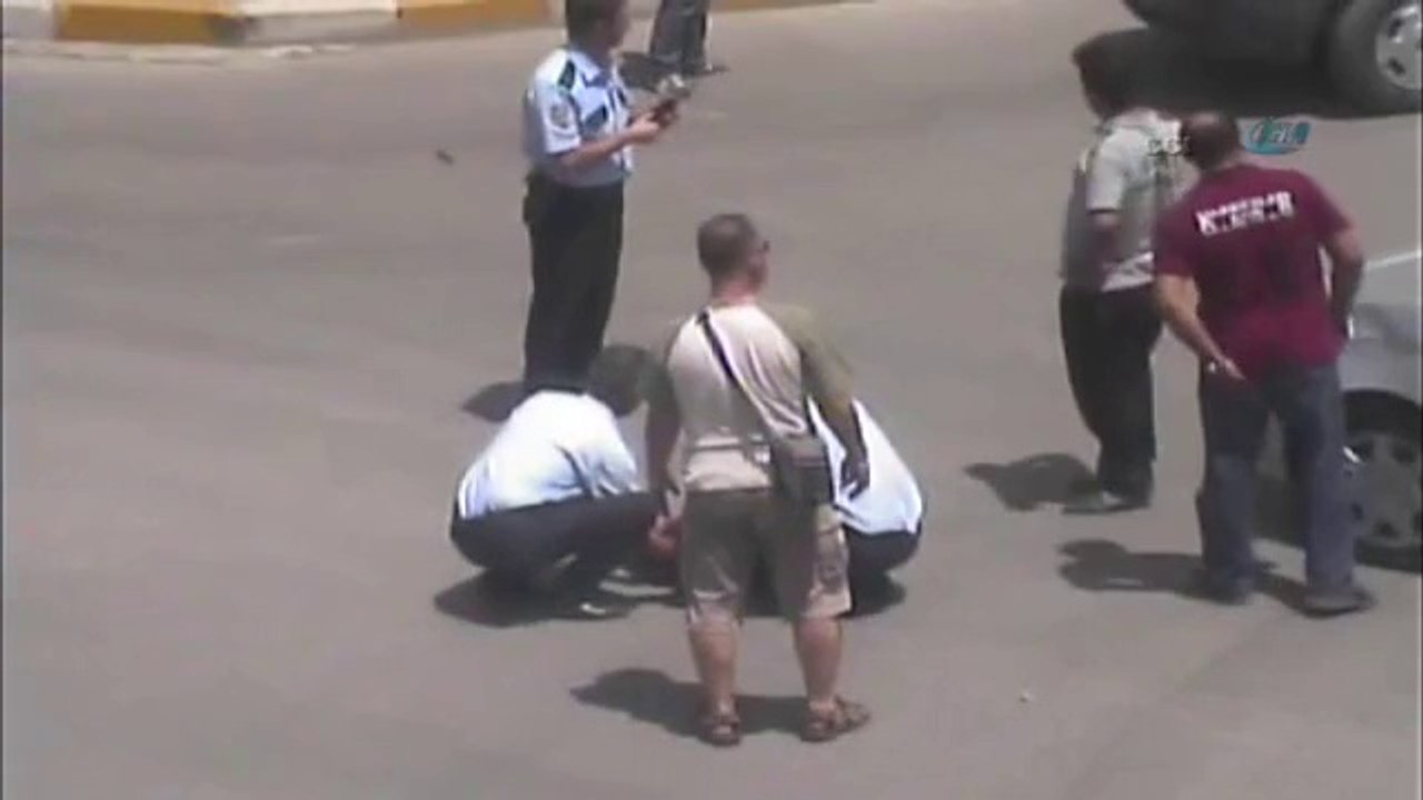 Kamyonet motosikleti havaya fırlattı!