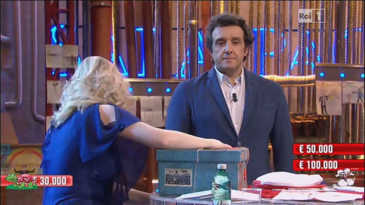 Divertente gag fra Flavio Insinna e la concorrente Carmen di Affari Tuoi