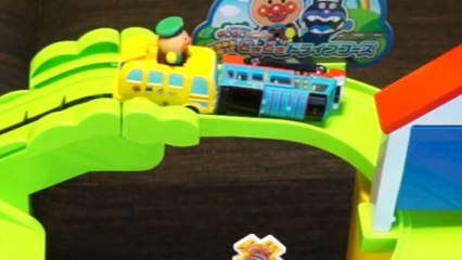 トーマスとアンパンマンバスのミニカー対決 Thomas Bus vs Anpanman Bus