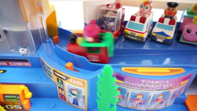 スーパーオートトミカビルにアンパンマンのミニカー anpanman