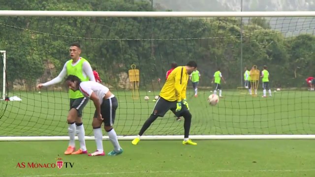 Recuperado, Falcao Garcia faz golaço de voleio em treino