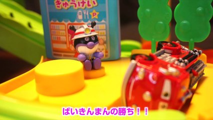 アンパンマンミニカー対決　「ばいきんまん」vs「レッド」カーズ トミカ