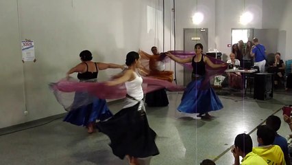 Les mamans de la colline dansent....