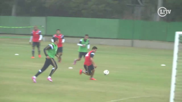 Pode isso? Cristaldo perde gol incrível em treino