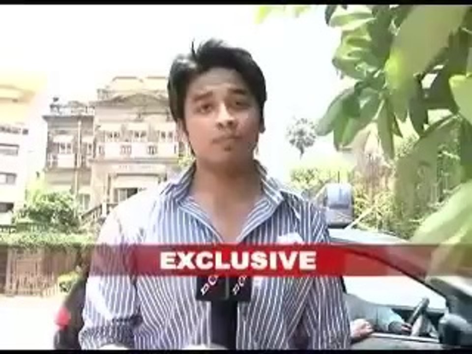 SRKs 3.5crore super luxurious Vanity Van