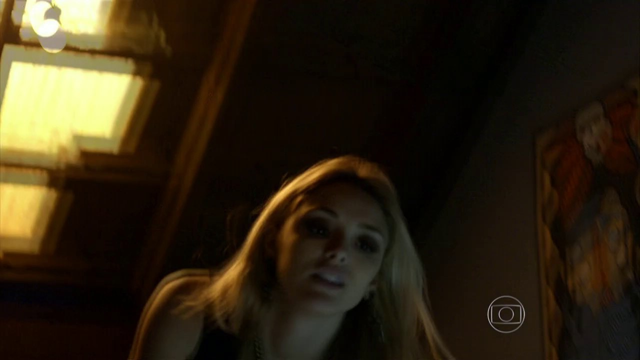 Megan e Davi se beijam