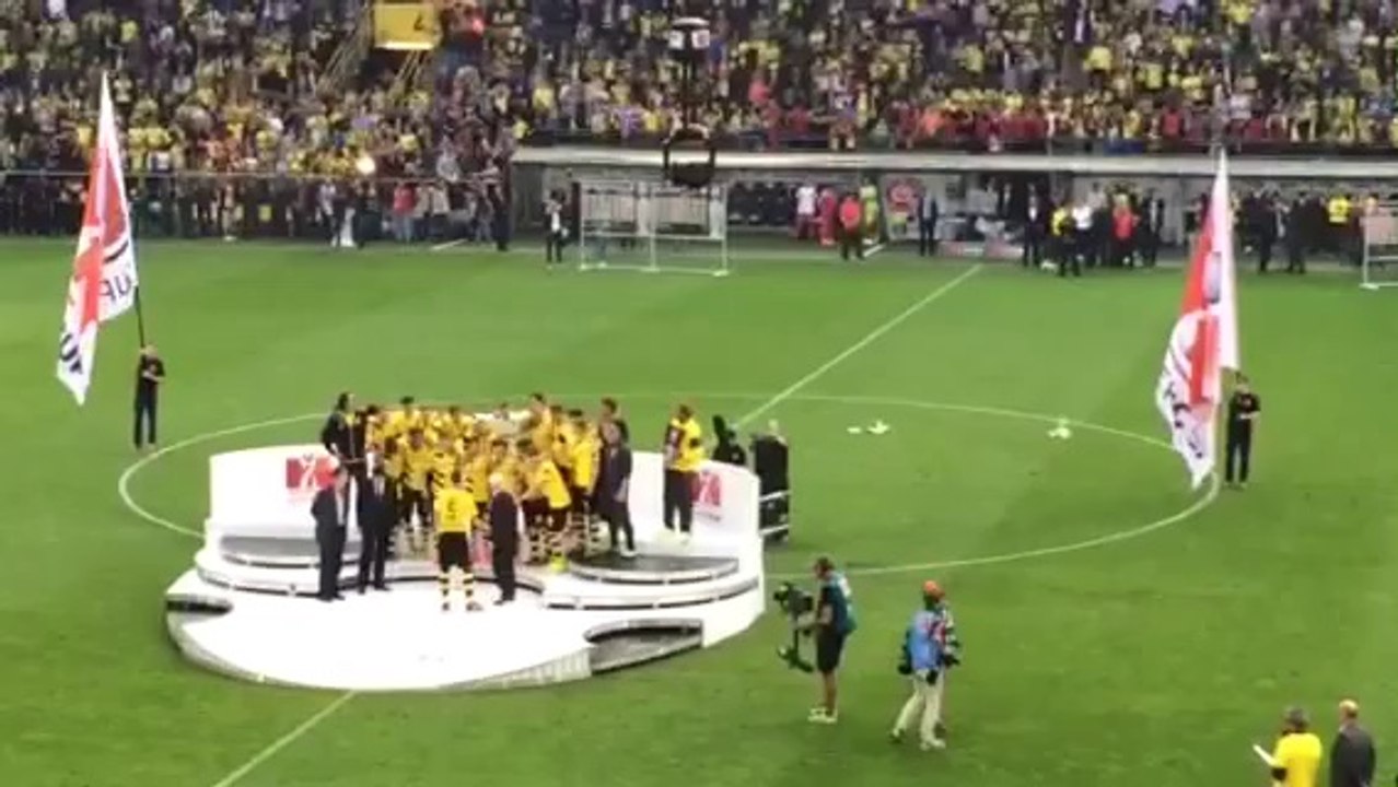 Η απονομή του DFL-Supercup στην Ντόρτμουντ