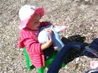 amélie donne le bib