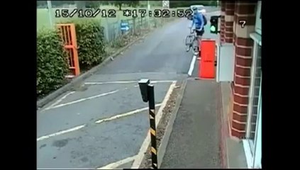 Un cycliste se croit plus rapide qu'une barrière automatique