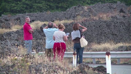 Video herunterladen: Mount Etna erupts in Sicily