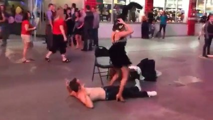 Dans Ederken Adamın Üzerine İşedi