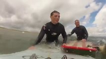 Quand un bébé phoque squatte les planches de deux surfeurs