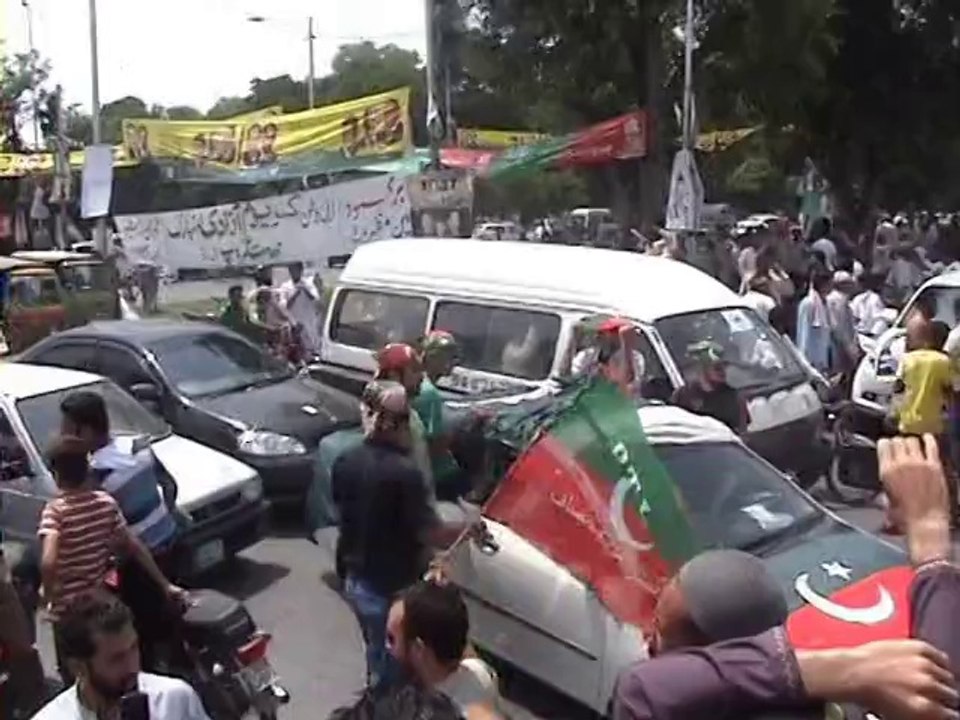NADIA BATOOL BOKHARI AZADI MARCH IMRAN KHAN INDIAN TV AAJ TAK
