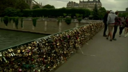 Paris fait la guerre aux cadenas de l'amour