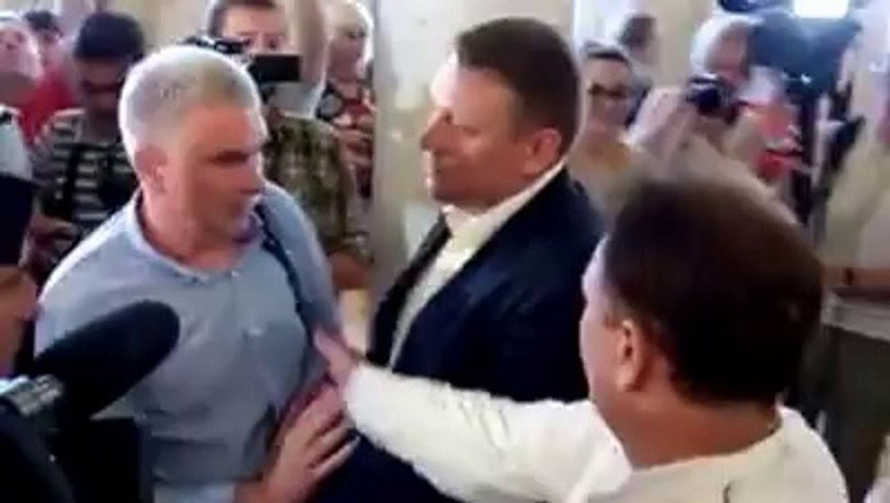 Ukrayna'da milletvekili tek yumrukla parti liderini nakavt etti