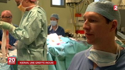 Un enfant britannique de 9 ans, né sourd, retrouve des oreilles grâce à la chirurgie