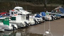 Candás: La flota sigue sin flotar, la arena anega la dársena