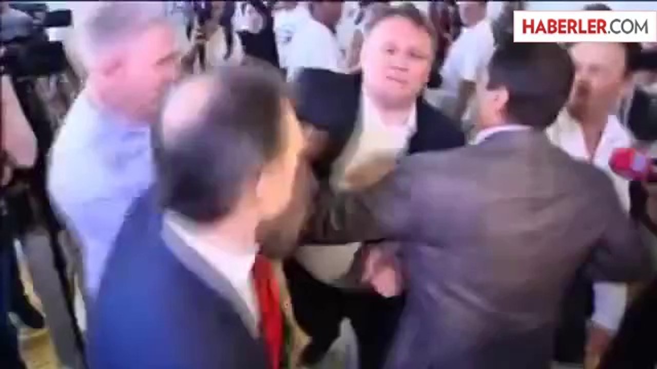 Ukrayna'da Milletvekili Parti Liderini Yumrukladı
