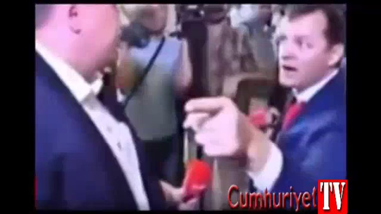 Milletvekili, tek yumrukla parti liderini yere serdi