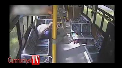 Otobüs yol kenarındaki eve böyle girdi