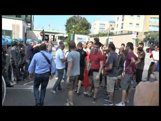 下载视频: Napoli - La manifestazione di Bagnoli per l'arrivo di Renzi -live- (14.08.14)