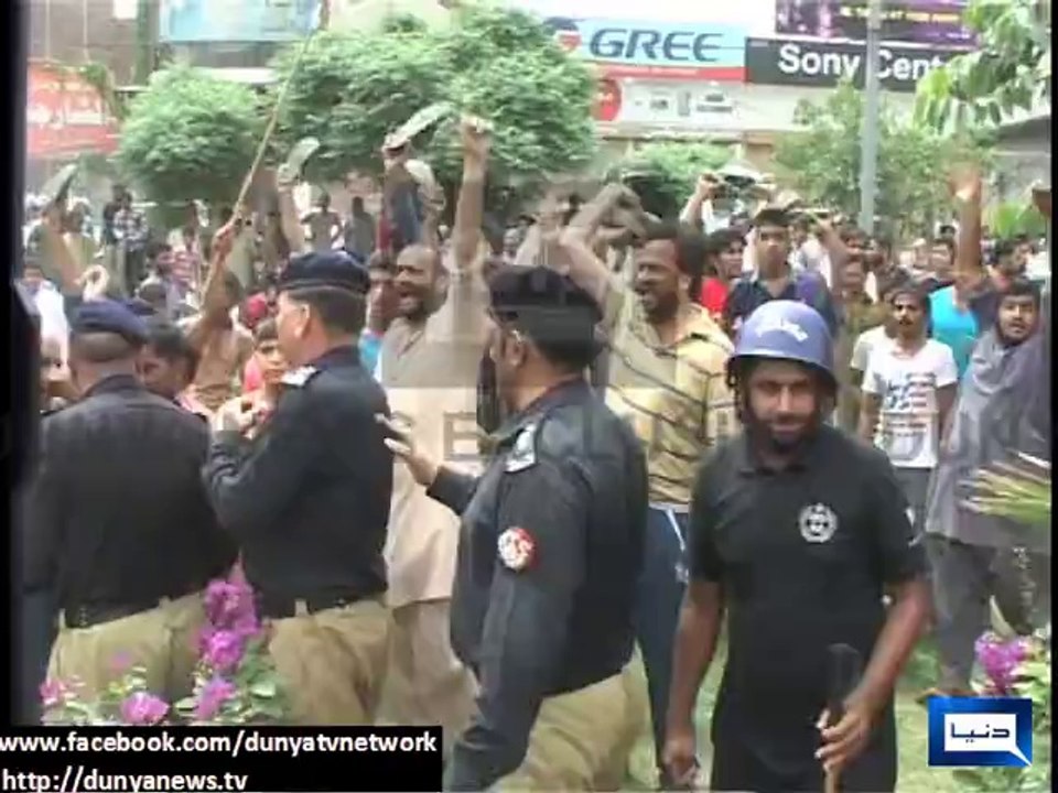 Dunya news-Gujranwala: PTI workers injured after PML-N allegedly attacked Azadi March