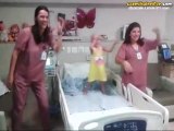 Lösemi Hastası Çocuk ile Dans Eden Hemşireler