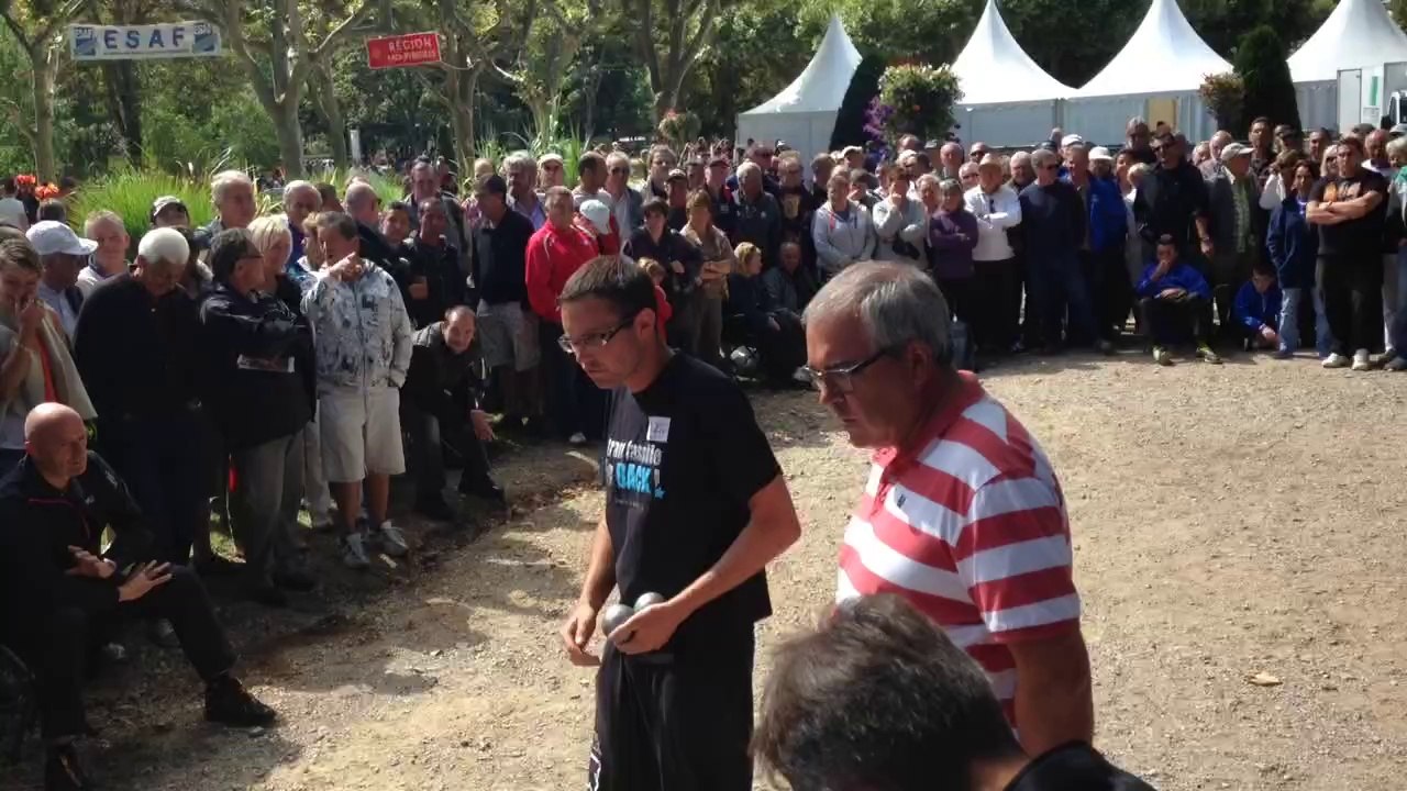 Grosse galerie dans les allées du Parc de la Victoire. Loy en difficulté, le public pousse...