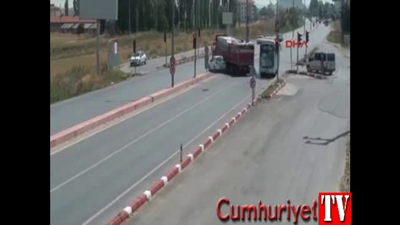 Kaza anı kamerada: Hatalı dönüş