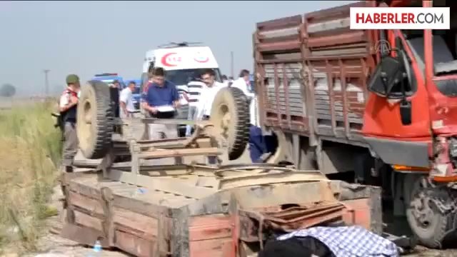 Tarım işçilerini taşıyan traktöre kamyonet çarptı: 3 ölü, 6 yaralı -