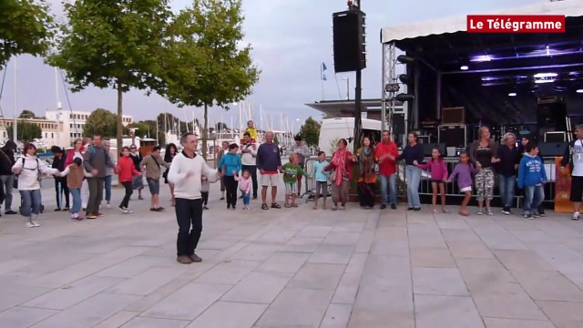 Vannes. Danse bretonne : initiation sur le port