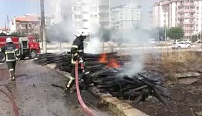 ELEKTRİK DİREĞİNDEKİ TELİN KOPMASI SONUCU YANGIN ÇIKTI