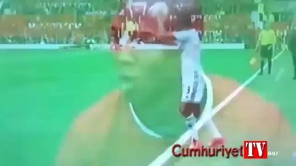 Ashley Young'ın ağzına kuş pisledi