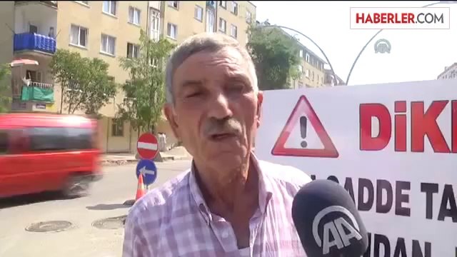 Tapulu arazim deyip yolu trafiğe kapattı -