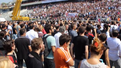 Efsane Başkan Seba'nın cenazesinde taraftarlar Seba'ya sevgilerini sloganlarla dile getirdiler. Ölümle Yaşamı Ayıran Çizgi, Siyahla Beyazı Ayıramaz ki, Her Yolun Sonu Ölüm Olsa da, Sevenleri Kimse Ayıramaz ki. Kimsenin adamı Olmayacağız