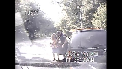 Un policier sauve une femme en train de s’étouffer dans sa voiture